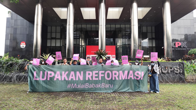 Indonesia Corruption Watch (ICW) menggelar aksi unjuk rasa di depan Gedung Merah Putih KPK, Jakarta Selatan, Selasa (9/9/2025). Foto: Jonathan Devin/kumparan