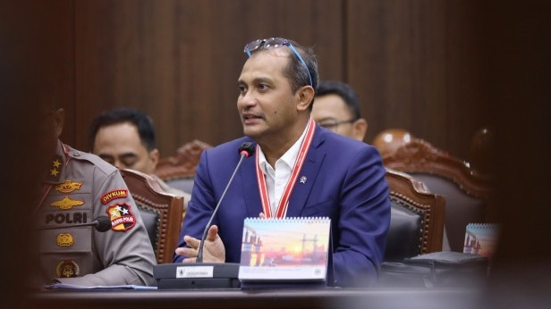 Wakil Menteri Hukum dan Hak Asasi Manusia Edward Omar Sharif Hiariej mewakili Pemerintah memberikan keterangan pada sidang lanjutan uji Undang-Undang tentang Aparatur Sipil Negara di Ruang Sidang MK, Jakarta, Senin (8/9/2025). Foto: Mahkamah Konstitusi RI