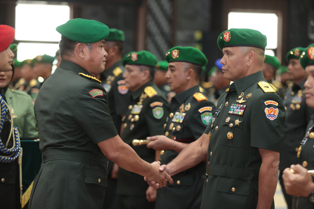 KSAD Jenderal TNI Maruli Simanjuntak memimpin acara Penyerahan Jabatan dan Serah Terima Jabatan (Sertijab) sejumlah pejabat strategis TNI Angkatan Darat di Markas Besar Angkatan Darat (Mabesad), Jakarta, Senin (8/9/2025). Foto: TNI AD