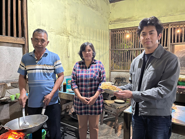 Mahasiswa UMY saat berkunjung ke salah satu usaha Mie Lethek di Kalurahan Caturharjo, Bantul untuk pendampingan sertifikasi halal dan promosi produk.