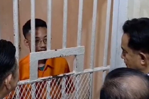 Menteri Koordinator Bidang Hukum, HAM, Imigrasi dan Pemasyarakatan Yusril Ihza Mahendra bertemu Delpedro Marhaen di ruang tahanan Polda Metro Jaya, Selasa (9/9/2025). Foto: Instagram/@yusrilihzamhd