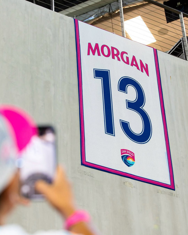Nomor punggung 13 yang dipensiunkan San Diego Wave. Kini jersinya abadi menjadi bagian dari SnapDragon Stadium.  Foto: Instagram @sandiegowavefc