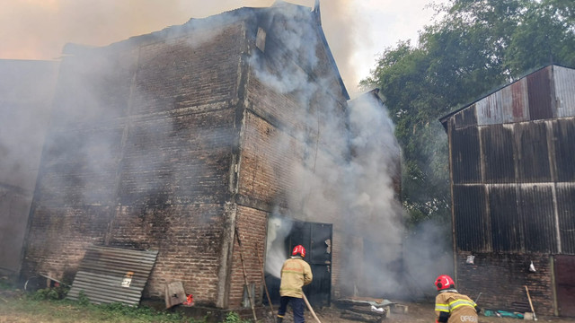 Petugas saat lakukan pemadaman kebakaran gudang pengeringan tembakau (oven) di Desa Klepek, Kecamatan Sukosewu, Kabupaten Bojonegoro. Selasa (09/09/2025). (Aset: Istimewa)