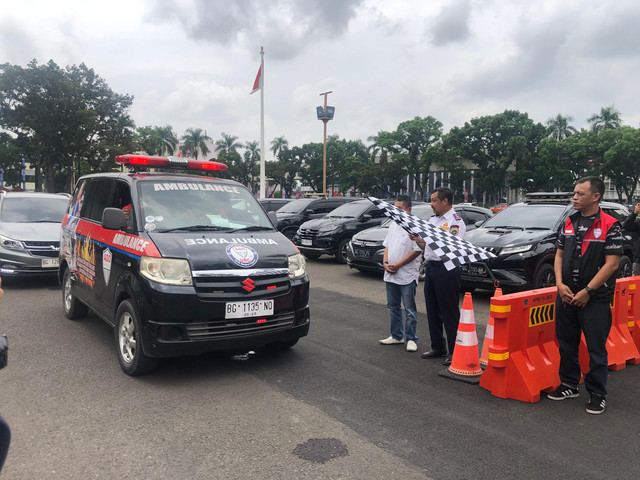 Kepala Dinas Perhubungan (Kadishub) Sumsel, Arinarsa saat melepaskan rombongan ojol menuju Jakarta untu menyerahkan donasi kemanusiaan bagi keluarga almarhum Affan. Foto : Istimewa