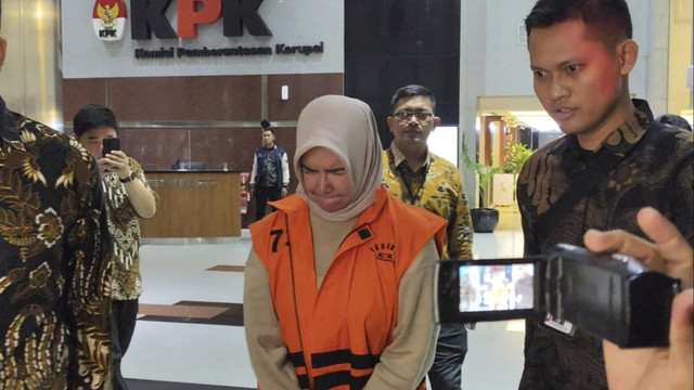 KPK menahan anak eks Gubernur Kaltim Awang Faroek Ishak sekaligus Ketua KADIN Kaltim, Dayang Donna Walfiaries Tania, terkait kasus korupsi IUP di Kaltim, Selasa (9/9/2025). Foto: Jonathan Devin/kumparan