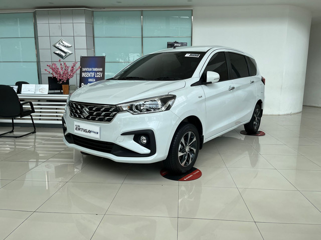 Stok terakhir Suzuki Ertiga GX Hybrid di diler Suzuki Dwiperkasa Mobiltama Bogor, Senin (8/9/2025). Foto: Syahrul Ghiffari/kumparan