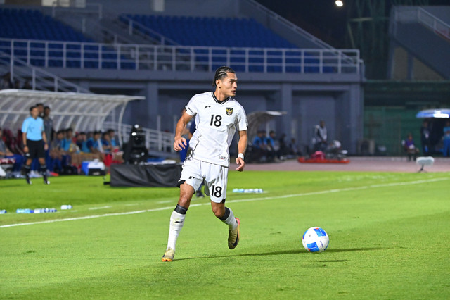 Aksi Mikael Tata saat Timnas U-23 Indonesia vs Korsel dalam laga ketiga Grup J Kualifikasi Piala Asia di Stadion Gelora Delta Sidoarjo, Selasa (9/9/2025). Foto: Imam Santoso/kumparan