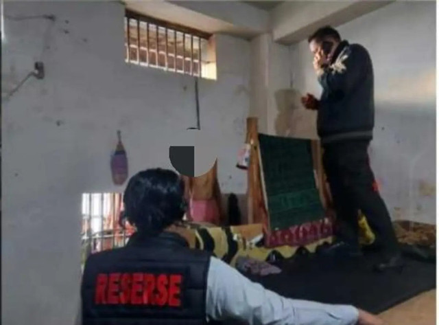 Polisi saat berada di lokasi kejadian napi yang tewas gantung diri. Foto : Istimewa