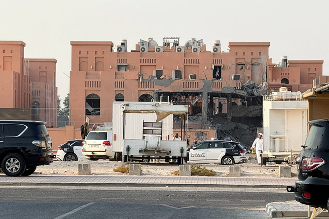 Bangunan yang rusak imbas serangan udara Israel yang menyerang Doha, Qatar, Selasa (9/9/2025). Foto: Ibraheem Abu Mustafa/REUTERS