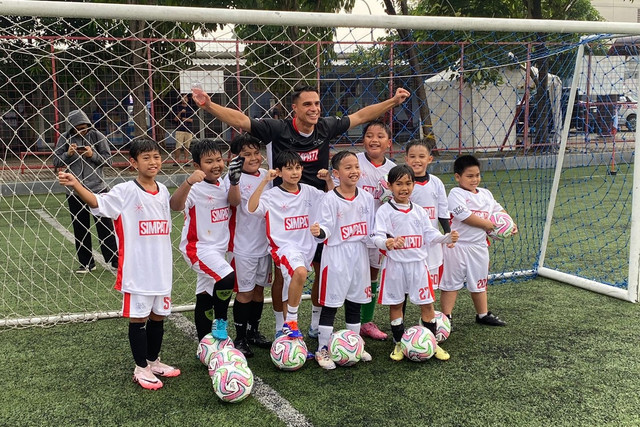 Pemain Timnas Indonesia Joey Pelupessy saat coaching clinic di Pancoran Soccer Field, Jakarta, Selasa (9/9/2025). Foto: Azrumi El Ghazali/kumparan