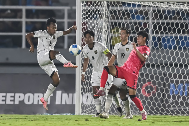 Pemain Timnas U-23 Indonesia Robi Darwis menghalau bola saat melawan Timnas U-23 Korea Selatan pada pertandingan kualifikasi Grup J Piala Asia U-23 2026 di Stadion Gelora Delta Sidoarjo, Jawa Timur, Selasa (9/9/2025). Foto: Sigid Kurniawan/ANTARA FOTO