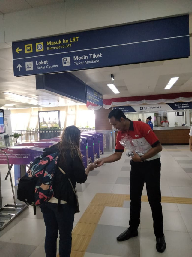 Pembagian Souvernir Kepada Pelanggan Setia LRT Jabodebek di Stasiun Harjamukti. (Foto: Luluk Kafita)