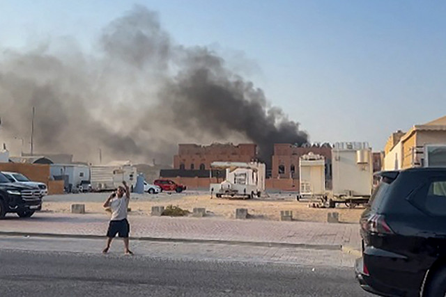 Asap mengepul setelah serangan udara Israel di Doha, Qatar, Selasa (9/9/2025). Foto: Jacqueline PENNEY / AFPTV / AFP