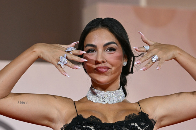 Georgina Rodriguez, tunangan Cristiano Ronaldo, memamerkan cincin tunangannya di karpet merah Venice Film Festival, Italia, pada Minggu (31/8/2025). Foto: Stefano Rellandini/AFP