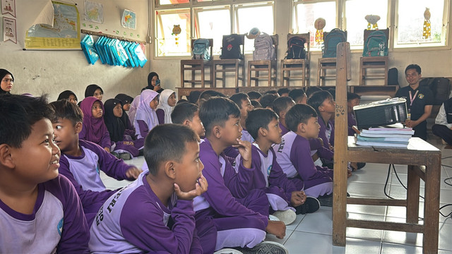 Siswa - siswi SD N 1 Ngabenrejo memperhatikan pemaparan materi dengan seksama.