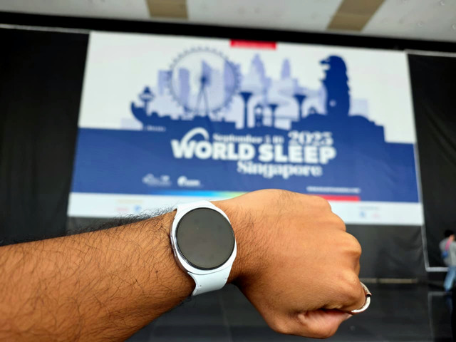 Sebuah produk dipamerkan di stan Samsung Health saat World Sleep Congress 2025, Singapura, Selasa (9/9/2025). Foto: Thomas Bosco/kumparan