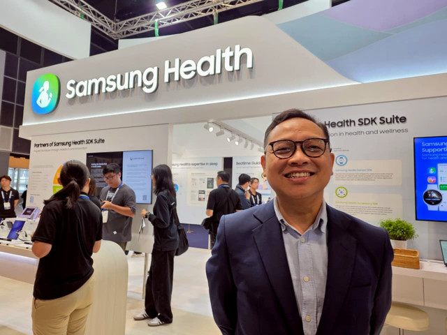Sejumlah pengunjung berinteraksi di stan Samsung Health saat World Sleep Congress 2025, Singapura, Selasa (9/9/2025). Foto: Thomas Bosco/kumparan