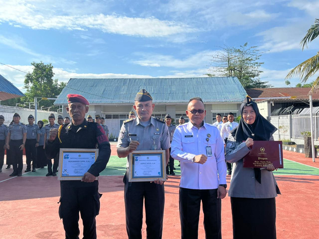 Lapas Takalar Serahkan Penghargaan Petugas Teladan dan Satyalencana Karya Satya