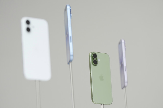 iPhone 17 dipamerkan saat pengumuman produk baru di Apple Park di Cupertino, California pada Selasa (9/9/2025). Foto: Godofredo A. Vasquez/AP
