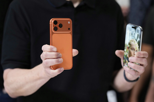 iPhone 17 Pro dan iPhone Air dipamerkan saat pengumuman produk baru di Apple Park di Cupertino, California pada Selasa (9/9/2025). Foto: Godofredo A. Vasquez/AP