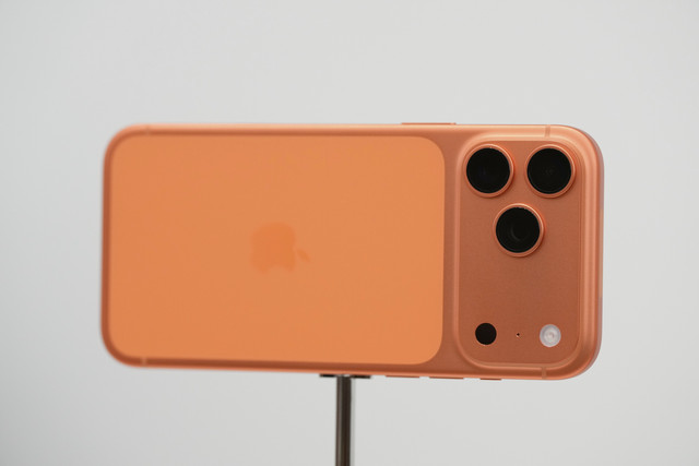 iPhone 17 Pro dipamerkan saat pengumuman produk baru di Apple Park di Cupertino, California pada Selasa (9/9/2025). Foto: Godofredo A. Vasquez/AP