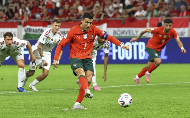 Cristiano Ronaldo dari Portugal mencetak gol keduanya dari titik penalti pada pertandingan kualifikasi Piala Dunia Grup F antara Hongaria vs Portugal di Puskas Arena, Budapest, Hongaria, Rabu (10/9/2025). Foto: Bernadett Szabo/REUTERS