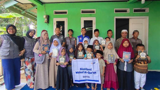 Distibusi Al-Quran dan Iqra untuk TPQ Nurul Iman di Kampung Cidadap, Curug, Kota Serang (Sumber : DT Peduli)