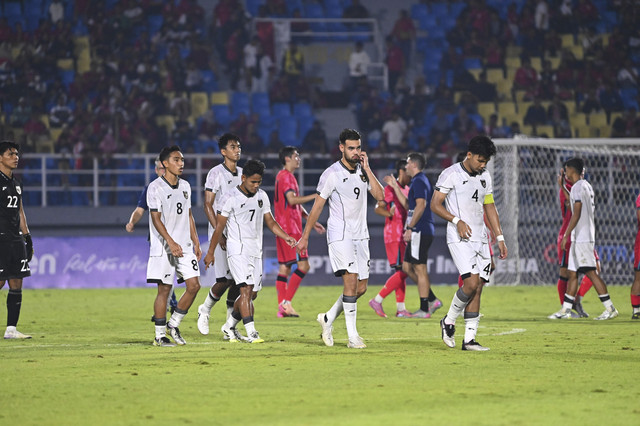 Jens Raven dan rekan-rekannya usai Timnas U-23 Indonesia vs Korsel dalam laga ketiga Grup J Kualifikasi Piala Asia di Stadion Gelora Delta Sidoarjo, Selasa (9/9/2025). Foto: Imam Santoso/kumparan