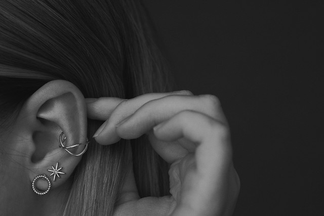 Firasat Telinga Berdenging Sebelah Kiri. Foto hanya ilustrasi, bukan sebenarnya. Sumber: Unsplash/Anastasia Peren