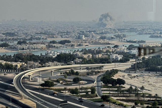 Asap mengepul dari sebuah ledakan, yang diduga disebabkan oleh serangan Israel, di Doha, Qatar, Selasa (9/9/2025). Foto: UGC via AP