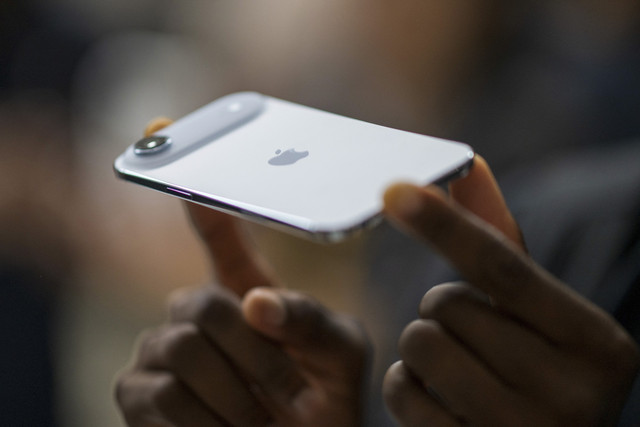 Seseorang memegang Apple iPhone Air selama acara "Awe-Dropping" Apple di Steve Jobs Theater di kampus Apple Park di Cupertino, California, Selasa (9/9/2025). Foto: Nic Coury/AFP