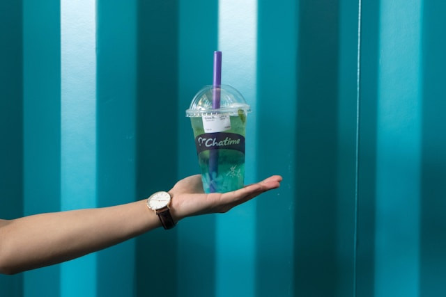 Harga Chatime X Demon Slayer. Foto Hanya Ilustrasi, Bukan Sebenarnya. Sumber Foto: Unsplash.com/Moujib Aghrout