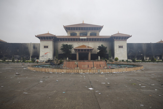 Gedung Parlemen yang kosong setelah dibakar massa usai demo ricuh di Kathmandu, Nepal, Rabu (10/9/2025). Foto: Adnan Abidi/REUTERS