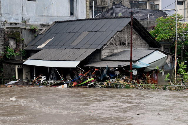 Sebuah rumah terendam banjir setelah hujan deras di Denpasar, Bali, Indonesia, Rabu (10/9/2025). Foto: Sonny Tumbelaka/AFP
