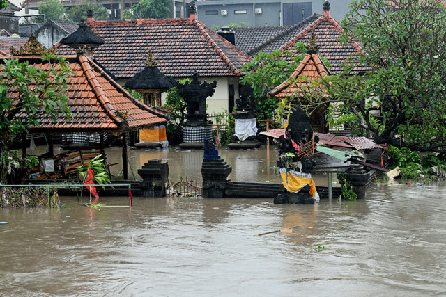 Sebuah kuil Hindu terendam banjir setelah hujan deras di Denpasar, Bali, Indonesia, Rabu (10/9/2025). Foto: Sonny Tumbelaka/AFP