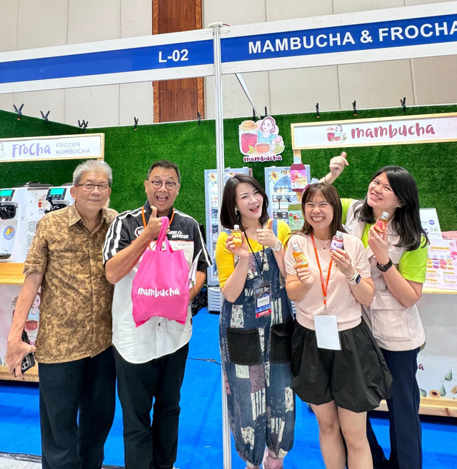 Anita Hartono (tengah) sebagai pemilik Mambucha berhasil memasarkan olahan kombucha berkat program Pengusaha Muda BRILiaN. Foto: Dok. BRI