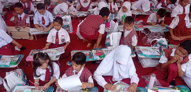 Ratusan siswa SD Negeri 39 Palembang saat mengikuti lomba mewarnai bertema MotoGP dan ikon daerah dalam program Nusantara Bicara. Foto : Abdullah Toriq/Urban Id
