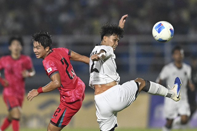 Pesepak bola Timnas U-23 Indonesia Hokky Caraka (kanan) berebut bola dengan pesepak bola Timnas U-23 Korea Selatan Kang Minjun (kiri) dalam kualifikasi Grup J Piala Asia U-23 2026 di Stadion Gelora Delta Sidoarjo, Jawa Timur, Selasa (9/9/2025). Foto: Sigid Kurniawan/ANTARA FOTO
