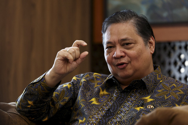 Airlangga Hartarto, Menteri Perekonomian Indonesia saat wawancara dengan Reuters di kantornya di Jakarta (26/8/2025). Foto: Willy Kurniawan/REUTERS