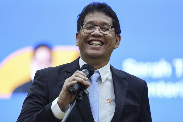 Reaksi Menteri Keuangan Indonesia yang baru dilantik Purbaya Yudhi Sadewa usai serah terima jabatan di Kementerian Keuangan di Jakarta (9/9/2025). Foto: Willy Kurniawan/REUTERS