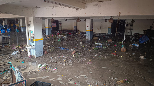 Sejumlah fasilitas publik terdampak akibat meluapnya sungai atau Tukad Badung di Kota Denpasar, Bali, pada Rabu (10/9). Foto: Denita BR Matondang/kumparan