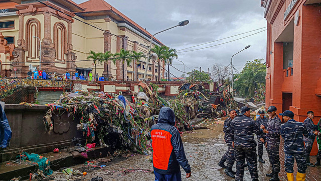 Tumpukan sampah akibat meluapnya sungai atau Tukad Badung di Kota Denpasar, Bali, pada Rabu (10/9). Foto: Denita BR Matondang/kumparan