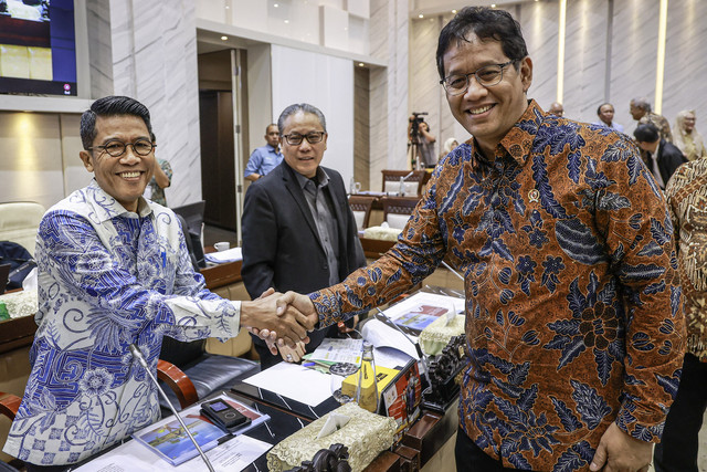 Menteri Keuangan Purbaya Yudhi Sadewa (kanan) berjabat tangan dengan Ketua Komisi XI DPR Mukhamad Misbakhun (kiri) sebelum mengikuti rapat kerja di Kompleks Parlemen, Senayan, Jakarta, Rabu (10/9/2025). Foto: ANTARA FOTO/Dhemas Reviyanto