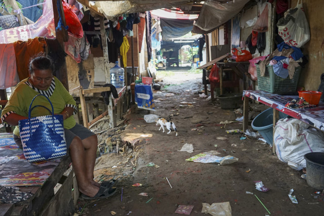 Warga merapihkan barangnya di pemukiman pemulung dekat bantaran Kali Ciliwung, Jakarta, Rabu (10/9/2025). Foto: Ika Maryani/ANTARA FOTO