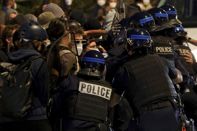 Petugas polisi membubarkan demonstran di bundaran Pres d'Arenes di Montpellier, Prancis, Rabu (10/9/2025). Foto: Manon Cruz/REUTERS