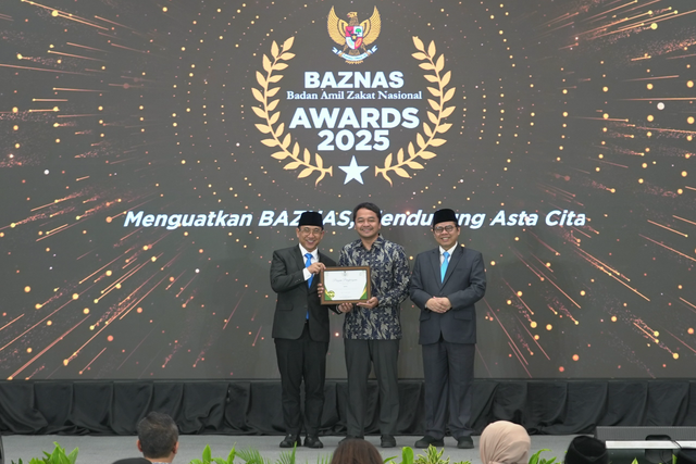 GoPay menerima penghargaan sebagai Perusahaan Financial Technology Penyedia Zakat Terbaik dalam BAZNAS Award 2025. Foto: Dok. Istimewa
