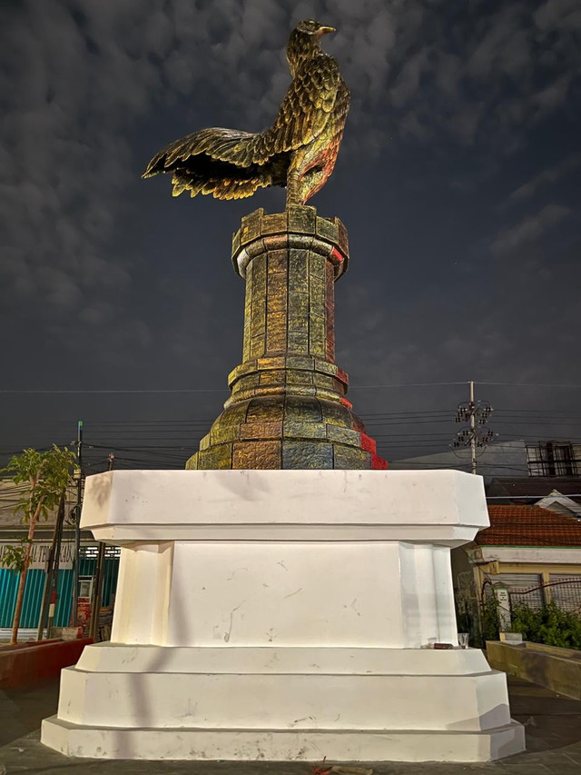 Monumen Ayam Jago yang diletakkan di antara ruas Jalan Raya Menganti, Kelurahan Lidah Wetan, Kecamatan Lakarsantri, Surabaya. Foto: Masruroh/Basra