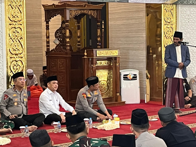 Gubernur Kalimantan Barat (Kalbar) Ria Norsan, Kapolda Kalbar Irjen Pol Pipit Rismanto beserta Wakapolda Kalbar Brigjen Pol Roma Hutajulu. Foto: Rabiansyah/Hi!Pontianak.