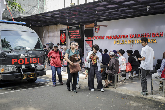 Bivitri Susanti (dua kiri) saat di Polda Metro Jaya menjenguk Delpedro di Rutan Polda Metro Jaya, Jakarta, Rabu (10/9/2025). Foto: Jamal Ramadhan/kumparan