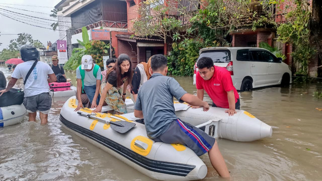 Bule-bule keluar masuk hotel-vila di Seminyak, Bali menggunakan perahu karet akibat banjir, Rabu (10/9/2025). Foto: Denita br Matondang/kumparan